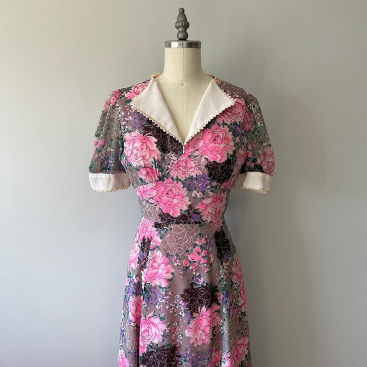 "A lovely long elegant boho 70s dress in perfect condition! Zipper works just fine. Was just a bit small for my mannequin. Zipper runs down the back of dress and there is an attached belt as well that ties into a bow and the back of waist. No stretch to this dress. Size: S Tag - Algo-Ettes Era - 70s Material - cotton, poly lining, nylon zipper Bust - 32/33\" Waist - 26/27\" Hips - 35/36\" Length - Washing - lightly steam clean or cold delicate wash in laundry bag and hang to dry Cottagecore Boho Wedding Pink And Purple, Boho 70s, Vintage Boho Dress, Floral Ruffle Dress, Bias Cut Dress, Wedding Pink, Cottagecore Style, Silk Chiffon Dress, Garden Party Dress