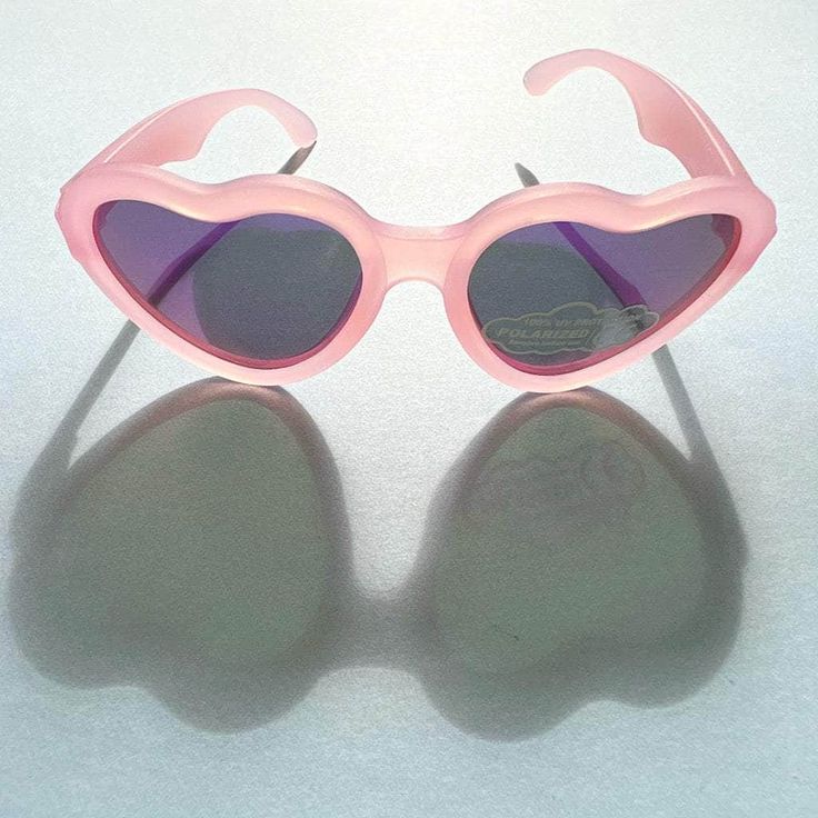 Whether hiding from the paparazzi or the sun, our baby sunglasses have you covered! Polarized and sized to fit ages 0-2 years, these shades protect baby from 100% of UV rays. Flexible rubber frames and shatter-proof flenses mean these babies are ready to withstand some good old fashioned wear and tear. Oh, and did we mention, they are absolutely adorable?! Babiators Blue series have mirrored lenses and come with a felt case and silicone strap to keep them in place (pink and black model only) Dur Free Baby Books, Trendy Baby Gifts, Felt Case, Baby Sunglasses, Baby Protection, Stylish Baby, Black Model, Free Baby Stuff, Knit Outfit