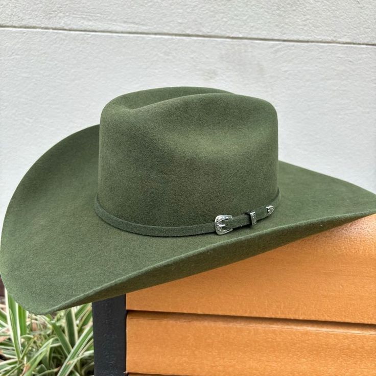 Introducing the Forest Green Cowboy Hat by Serratelli Hat Company, a genuine American-made accessory tailored for the modern cowgirl or cowboy. Crafted from 2X wool with a 4.25-inch brim and long oval crown, it offers both style and comfort. The satin lining and leather sweatband ensure a luxurious feel, making it the perfect blend of fashion and function. Elevate your western-inspired look with this chic and versatile piece. 4 1/4" Brim 4 3/16" Crown Color: Forest Green 2X Wool Made in the USA Green Felt Hat, Colored Felt Cowboy Hats, Green Hat Outfit, Green Cowboy Hat, Western Riding Clothes, Women Cowboy Hat, Granola Western, Cowboy Hat Design, Western Fits