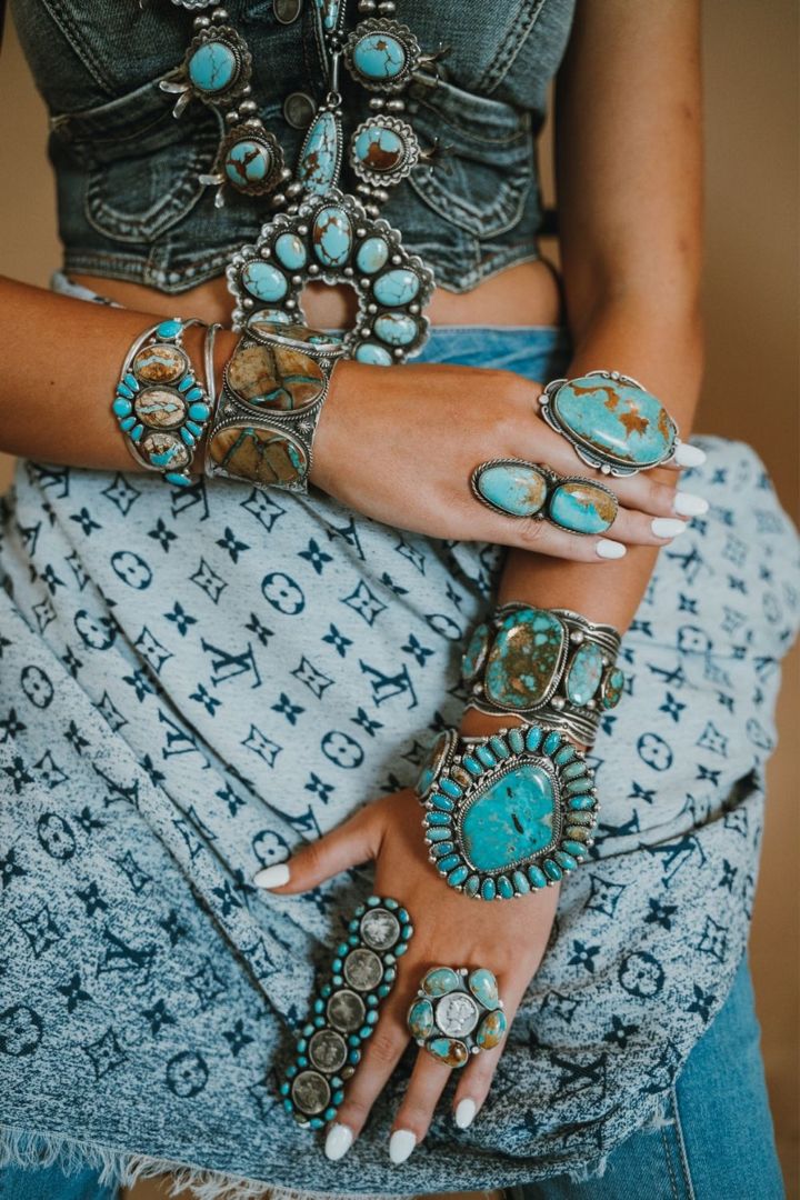 Turquoise Cowgirl Aesthetic, Turquoise Jewelry Outfit Fashion Ideas, Turquoise Jewelry Outfits, Turquoise Jewelry Tattoo, Tourqouis Jewelry, Turquoise Aesthetic Western, Turquoise Jewelry Aesthetic, Turquoise Outfit Aesthetic, Cowgirl Turquoise