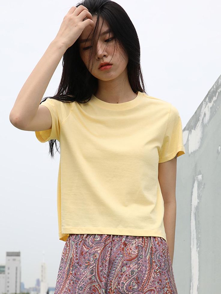 Composition : Cotton 100%Color : single typeCountry of Origin : KOREA Plain Yellow Top For Spring, Yellow Relaxed Fit T-shirt For Spring, Yellow Crew Neck T-shirt For Spring, Yellow Cotton Crew Neck Top, Yellow Relaxed Fit Short Sleeve Tops, Yellow Short Sleeve Tops With Relaxed Fit, Casual Yellow Crew Neck Tops, Casual Yellow Short Sleeve T-shirt, Yellow Plain Relaxed Fit T-shirt