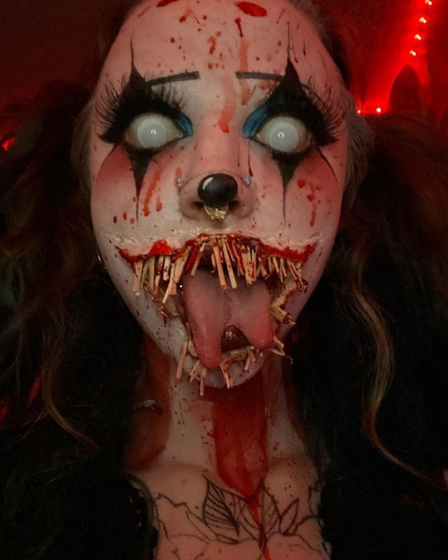 Scary Costume Makeup, Female Clown Makeup Scary, Halloween Horror Makeup Ideas, Scary Clown Halloween Costume Ideas, Gothic Horror Makeup, Gore Makeup Halloween, Theatrical Makeup Special Effects, Scary Clowns Makeup, Horror Circus Costume