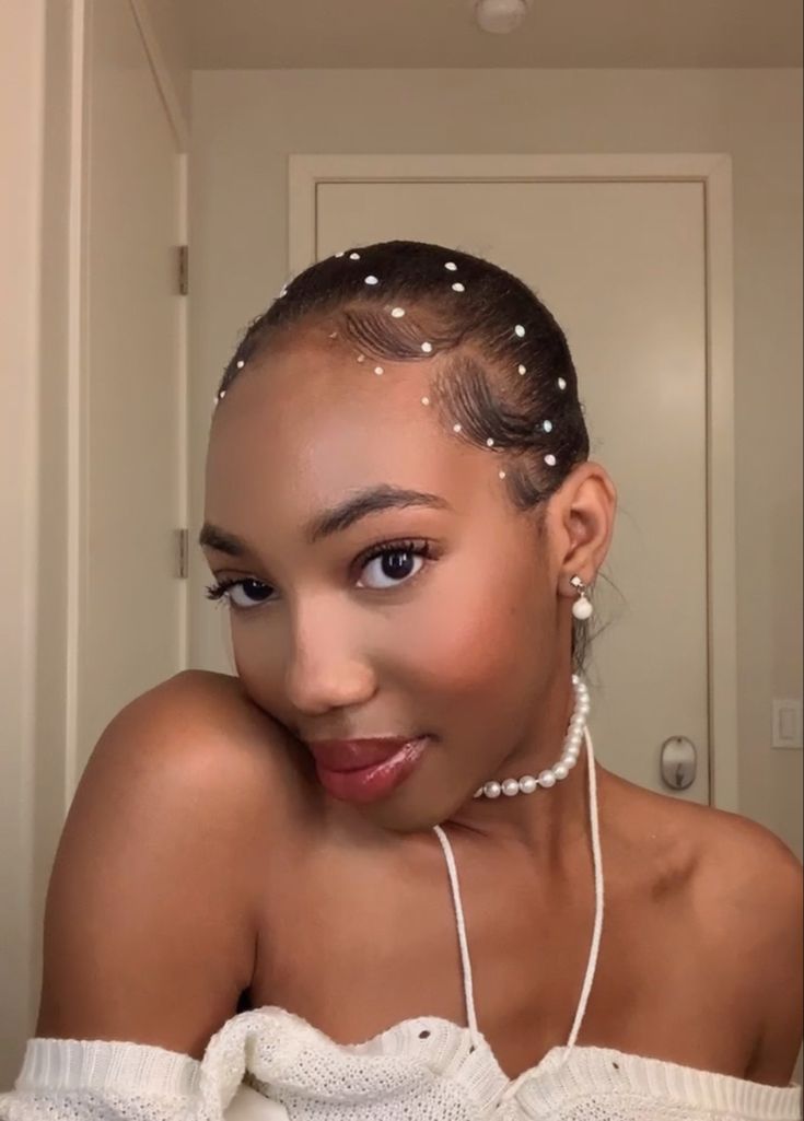 Glitter Hair Black Women, Hair Jewels Black Women, Pearl Hair Black Women, Pearl Edges Hair, Gems On Edges, Hair Pins Hairstyles Black Women, Hair Gems Black Women, Pearl Hairstyles Black Women, Pearls In Hair Black Woman