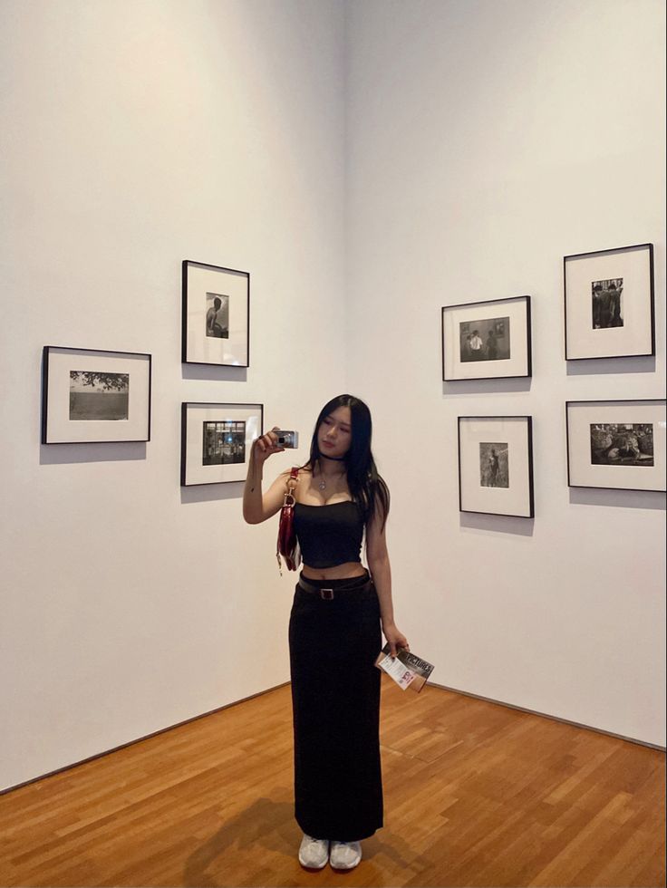 Low Waist Maxi Skirt Outfit, Long Skirt Poses Photo Ideas, Low Waist Skirt Outfits, Museum Pose Ideas, Digicam Photos, Museum Pose, Long Skirt Aesthetic, Prom Pose, Low Waisted Skirt