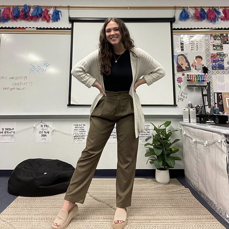 Teacher Outfits With Slacks, Teacher Outfits With Dress Pants, Comfy Work Clothes, Practical Teacher Outfits, Autumn Outfits Teacher, P.e Teacher Outfits For School, Second Grade Teacher Outfits, Classic Teacher Style, Educator Outfits Business Casual