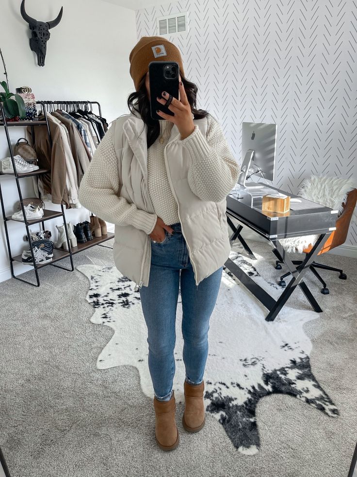 Cream Puffer Vest Outfit, Oversized Puffer Vest Outfit, Chestnut Uggs Outfit, Cream Vest Outfit, White Puffer Vest Outfit, White Vest Outfit, Fall Vest Outfits, Oversized Puffer Vest, Cream Sweater Outfit