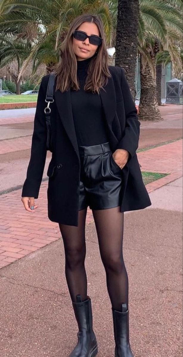 Winter Shorts Outfits, Leather Shorts Outfit, Elegantes Outfit Damen, Short Skirts Outfits, Edgy Aesthetic, Mode Casual, Paris Outfits, Looks Black, Autumn Outfits