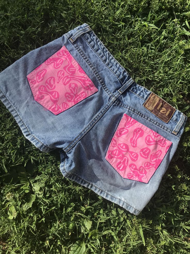 Painted Denim Shorts, Art Pants, Bleach Painting, Painting Shorts, Painted Shorts, Painted Clothes Diy, Jeans Ideas, Florida Trip, Hacks Clothes