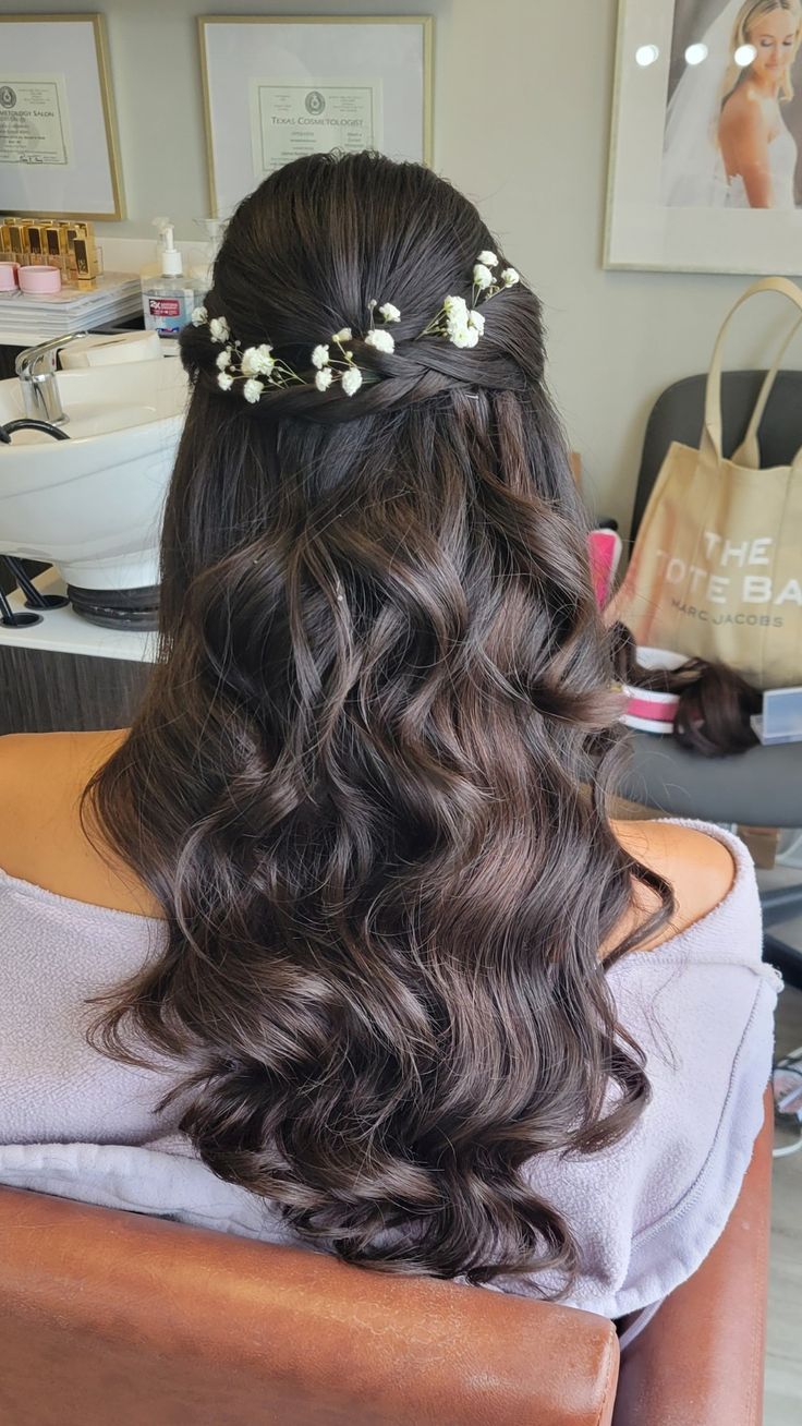 Brunette hairstyle for wedding Ring Ceremony Hairstyles, Brunette Hair Wedding Styles, Bridal Hairstyles Dark Hair, Open Hair With Flowers, Half Up Half Down Wedding Hair With Flowers, Brunette Bride Hairstyles, Half Up Half Down Wedding Hair Long Brunette, Loose Curls Half Up Half Down, Brunette Bridal Hair