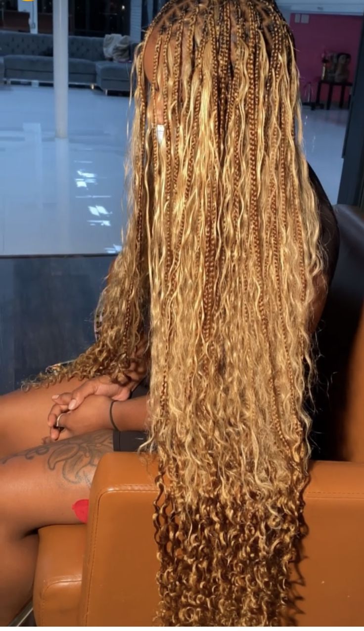 Honey Brown And Blonde Braids, Honey Blonde Protective Styles, Blonde Braids Goddess, Gold Goddess Braids, Honey Blonde Goddess Knotless Braids, Bohemian Braids Honey Blonde, Brown Blonde Goddess Braids, Honey Blond Braid Hairstyles, Honey Box Braids