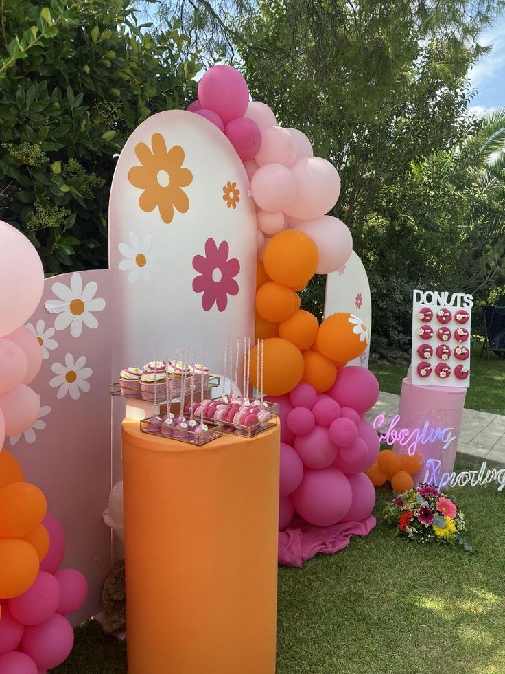 there are balloons and decorations on the lawn for an outdoor birthday party or baby shower