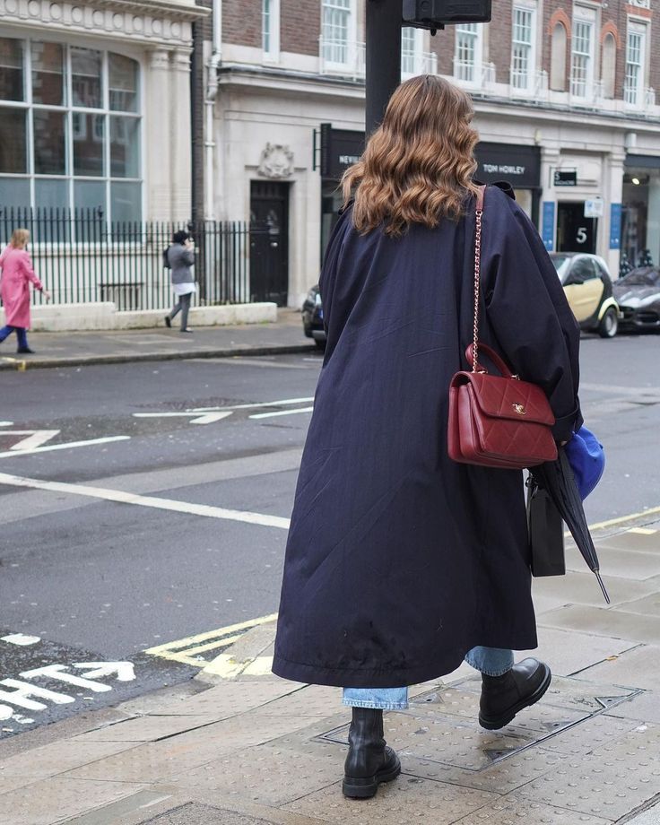 Blue Coat Street Style, Blue Coat Outfit Winter, Navy Trench Coat Outfit, Navy Coat Outfit, Paris Aesthetic Fashion, Trench Coat Outfit Spring, Blue Coat Outfit, Dark Blue Coat, Trench Outfit