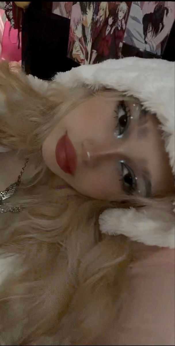 winter makeup cute sanrio photo inspo blonde glitter y2k White Makeup Aesthetic Glitter, Snowball Makeup Ideas, Snowbunny Makeup, Y2k Winter Makeup, Cutesy Makeup Aesthetic, Cute White Makeup Looks, Snow Bunny Makeup Look, Makeup Ideas With Pearls, Winter Aesthetic Makeup