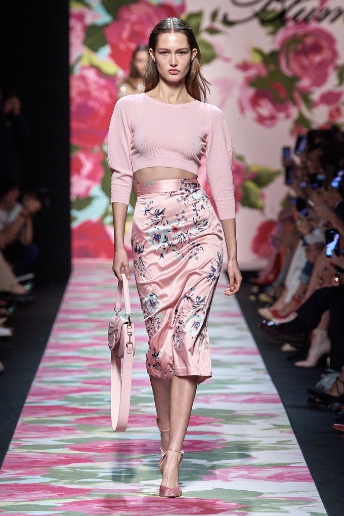 1999 Fashion, Walking Style, Dorothy Dandridge, Mode Rose, 2020 Fashion Trends, Looks Party, Woman's Fashion, Floral Midi Skirt, Spring Fashion Trends