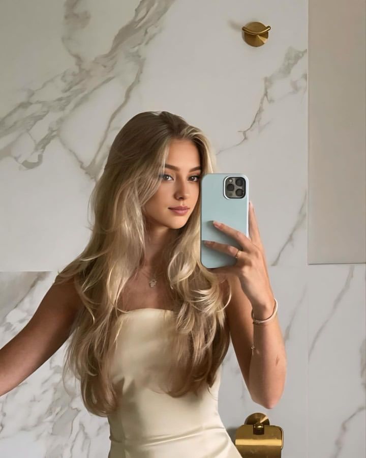 Pretty Models With Blonde Hair, Hoț Blonde Girl, Makeup Looks Blonde Hair Brown Eyes, Pale Girl Blonde Hair, Long Hair Aesthetic Blonde, Girl With Blonde Hair And Brown Eyes, Blonde Hair Brown Eyes Aesthetic, Long Wavy Hair Blonde, Half Up Half Down Hair Aesthetic