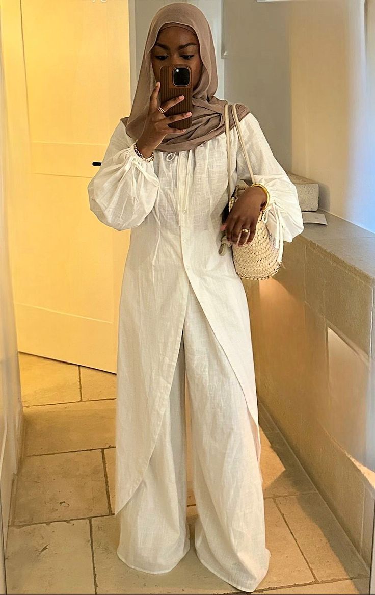 Ig: aishaxahmada Abaya Outfits Aesthetic, Abaya Summer Hijab Outfit, Aesthetic Abaya Outfits, Vacation Hijabi Outfits, Modest Abayas Aesthetic, Hijabi Summer Outfits, Dress Celebrity, Modest Outfits Muslim, Outfits Muslim