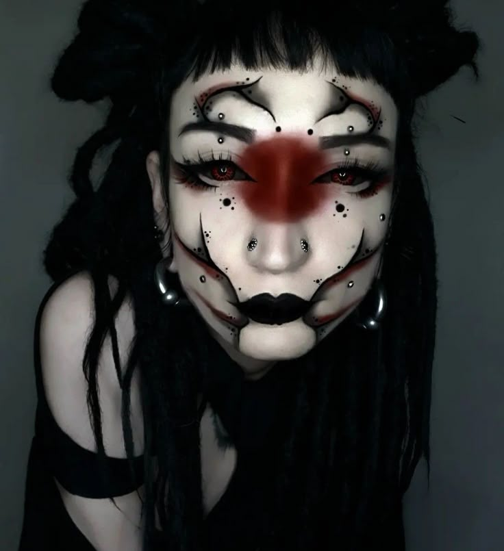 Sclera Contacts Makeup, Fantasy Makeup Ideas Creative Eye Art, White Base Makeup Goth, Gothic Drag Makeup, Creepy Goth Makeup, Clown Makeup Horror, Gothic Graphic Eyeliner, Unsettling Makeup, Gothic Fairy Makeup