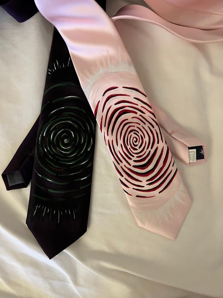 Custom hand-painted ties. Painted on a smooth microfiber cloth, very comfortable to wear. This vibrant tie is painted with acrylic paints and is non-washable!! Neckties Size: 58''x 3.35''. Perfect for any event, wedding, bachelor, prom, or just if you're into fashion.  Please feel free to message me with any questions! Thank you<3 Weird Fashion Men, Paint Clothes Ideas, Design Clothes Ideas, How To Tie A Tie, Tie Upcycle, Funky Ties, Paint On Clothes, Tie Aesthetic, Customizing Clothes