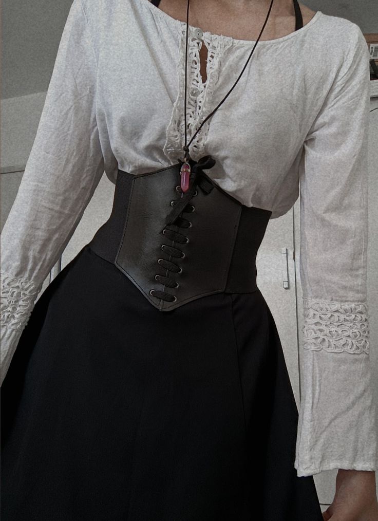 Modern Day Pirate Outfit, Modern Shakespeare Outfit, Victorian Modern Outfit, Victorian Style Modern Outfit, Yennefer Inspired Outfit, Modern Victorian Outfits Aesthetic, Pirate Modern Outfit, Everyday Pirate Outfit, Modern Victorian Fashion Women