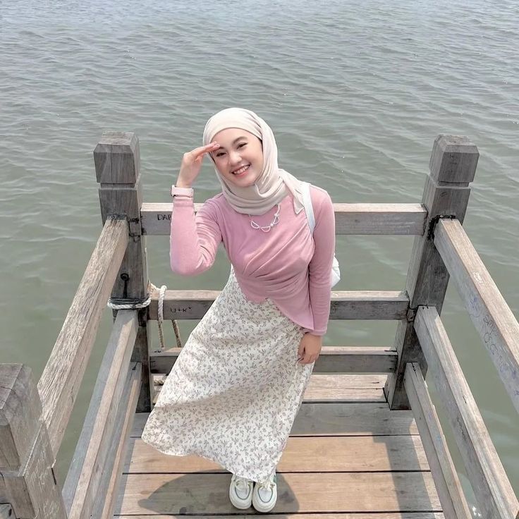 𝐅𝐨𝐥𝐥𝐨𝐰 𝐝𝐚𝐧 𝐓𝐞𝐦𝐮���𝐤𝐚𝐧 𝐈𝐧𝐬𝐩𝐢𝐫𝐚𝐬𝐢𝐦𝐮 𝐃𝐢 𝐒𝐢𝐧𝐢 !! #hijabcasual #gamissyari #FlashSale #photography #hijabibloggers #hijab_am_ #styleblogger #hijabinstan #hijabchamber #Terbaru #hijabdaily Ootd Ke Pantai Hijab, Outfit Mantai, Feminine Hijabi, Korean Hijab, Awek Tudung, Ootd Hijab Casual, Man Sweater, Outfit Hijab, Ootd Hijab