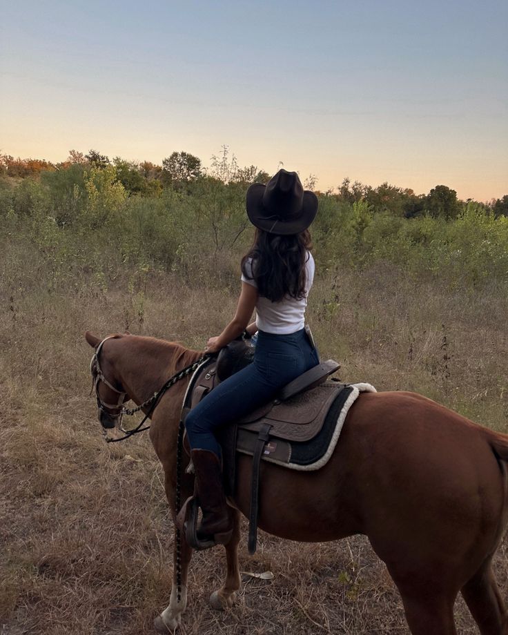 Coastal cowgirl, horse riding, country, cowgirl vibes Summer Hamilton, Country Girl Aesthetic, Le Rosey, Horse Riding Aesthetic, Foto Cowgirl, Horseback Riding Outfits, Equestrian Aesthetic, Cowboy Aesthetic, Looks Country