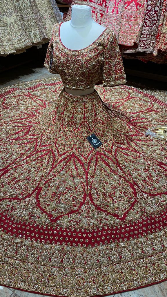 Royal Bridal Lehenga, Thread Work Lehenga, Lehenga Purple, Maroon Bridal Lehenga, Royal Bride, Work Lehenga, Crystal Embroidery, Royal Brides, Red Lehenga