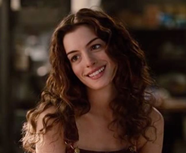 Anne Hathaway Hair, Natural Curly Hair Cuts, Wavy Curly Hair, Curly Hair Inspiration, Winona Ryder, Avril Lavigne, Emma Roberts, Anne Hathaway, Megan Fox