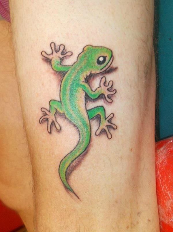 a green lizard tattoo on the leg