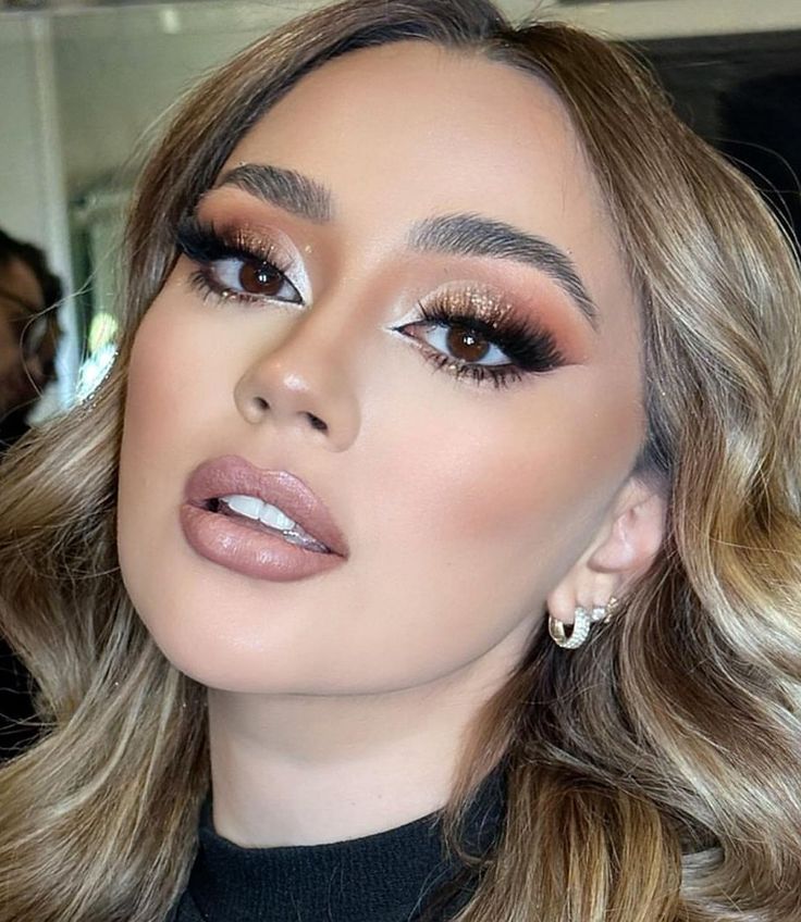 Youthful Makeup Look, Beige Makeup Looks, Stage Makeup Looks, Glam Party Makeup Looks, Make Up Dorado, Golden Makeup Look Glam, Gold Glam Makeup Looks, Makeup Nude Eyes, Makeup For Graduation Pictures