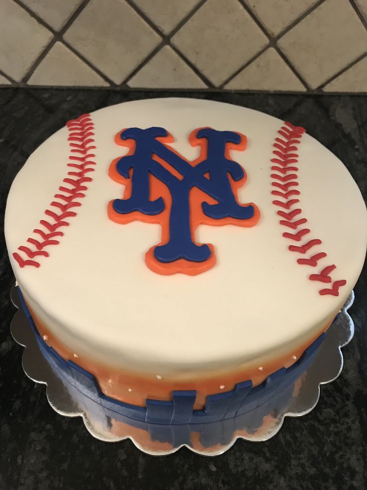 a cake decorated with an image of the new york mets