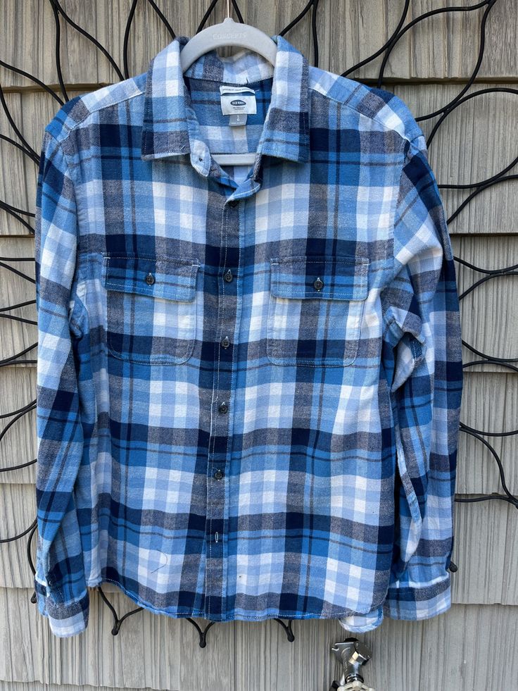 Soft cotton, Rock N Roll flannel shirt with Pink Floyd Dark Side Of The Moon graphic sewn on the back. Men’s large two toned blue and white button up double button front pockets . Comfortable and casual, perfect for the fall season.