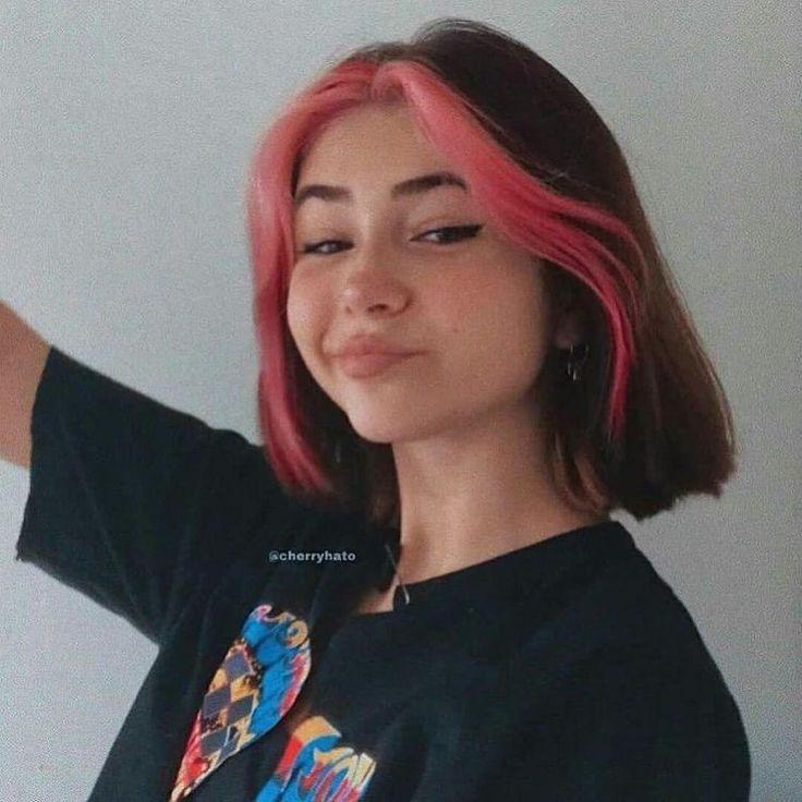 Short Hair Dip Dye, Hair Dyed Underneath, Pink Hair Streaks, Short Dyed Hair, Dip Dye Hair, Hair Color Underneath, Peekaboo Hair, Hair Color Streaks, Hair Streaks