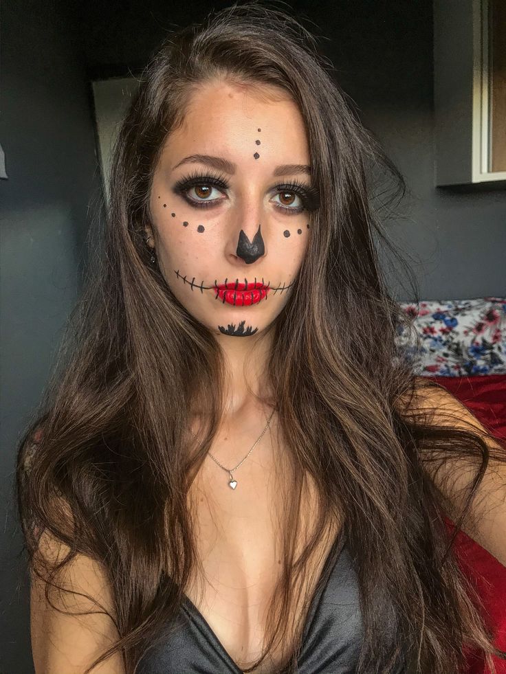 Catrina Makeup Easy, Easy Catrina Makeup, Pintura Facial Halloween, Halloween Caveira, Easy Halloween Outfit, Creepy Halloween Makeup, Halloween Coustumes, Makeup Easy, Halloween Makeup Easy