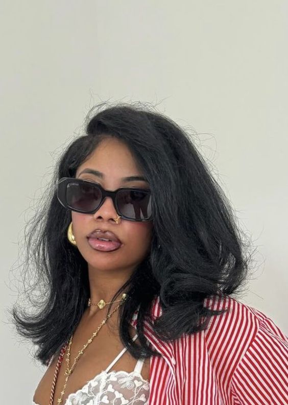 IG: dearra Black Bob On Black Women, 90s Black Woman Aesthetic, Layers Hair Black Women, 90s Layered Hair Black Women, Lob Black Women, 60s Hairstyles Black Women, Bob Hairstyle Black Women, Black 90s Hairstyles, Short Professional Hairstyles