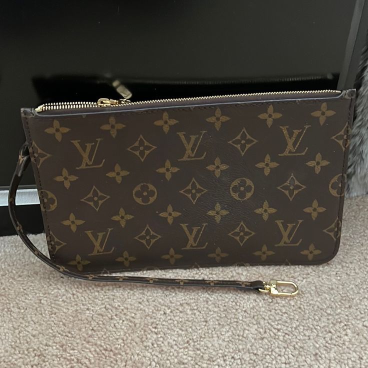 Louis Vuitton Neverfull Pouch. Never Used . 100% Authentic Luxury Brown Bag With Zipper Pouch, Luxury Brown Clutch With Zipper Pouch, Monogram Canvas Clutch For Daily Use, Brown Monogram Canvas Clutch For Everyday Use, Luxury Clutch With Removable Pouch In Monogram Canvas, Luxury Monogram Canvas Clutch With Removable Pouch, Daily Use Monogram Canvas Clutch, Designer Monogram Canvas Pouch Clutch, Monogram Canvas Clutch With Removable Pouch