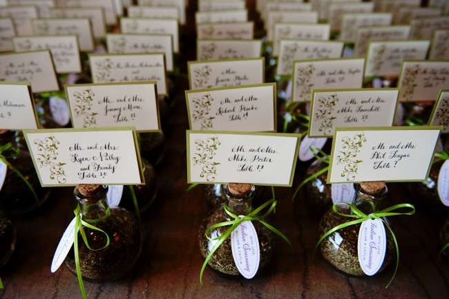 there are many small jars with place cards in them