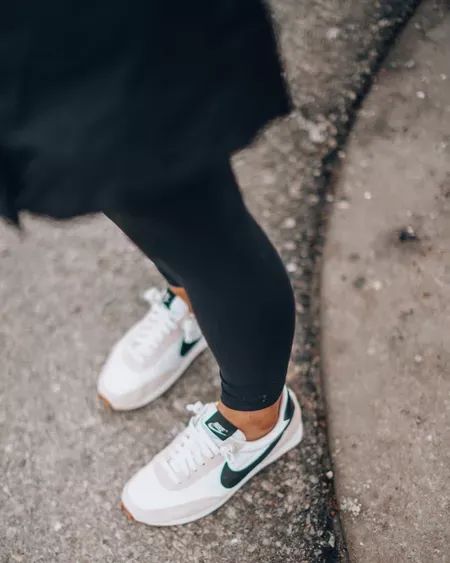 Neutral Sneakers, Nike Air Tailwind, Nike Casual, Casual Outfits For Moms, Work Chic, Athleisure Outfits, All Black Outfit, Sneakers Outfit, Crazy Shoes