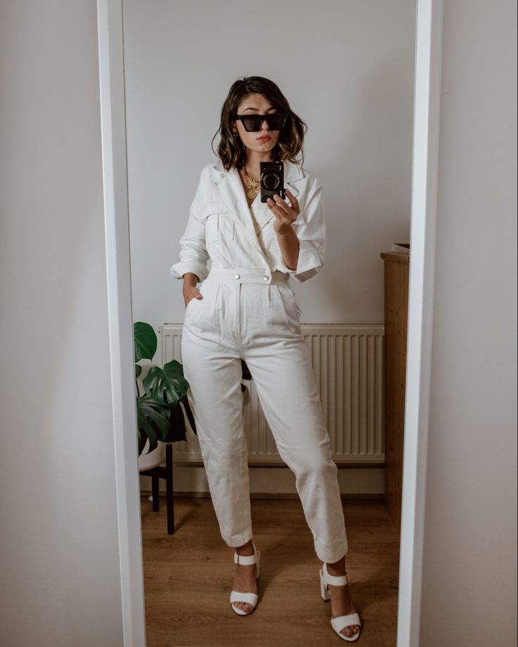 Denim Boiler Suit Outfit Casual, White Boiler Suit Outfit, Denim Boiler Suit Outfit, White Denim Jumpsuit Street Style, White Boiler Suit, Boiler Suit Outfit, White Utility Jumpsuit, Denim Boiler Suit, Denim Jumpsuit Outfit