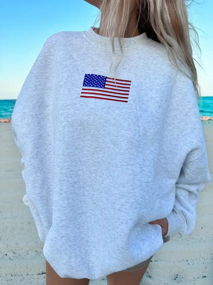 The American Flag Embroidered Sweatshirt - A classic crewneck sweatshirt with embroidered American Flag detail -Model is 5'3" and wearing a size Large Trendy Sweatshirts Hoodie, Sweatshirts For School, Trending Sweatshirts, Preppy Hoodies, Crewnecks For Women, Trendy Crewneck Sweatshirt, Hoodies Cute, American Flag Sweatshirt, Trendy Sweatshirts