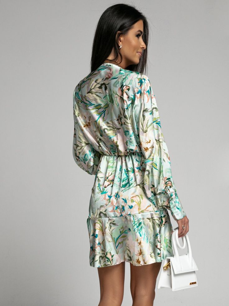 F00144668-204 Chic Green Flowy V-neck Dress, Feminine Green A-line Midi Dress, Chic Flowy Floral Print Dresses, Green A-line Long Sleeve Dress For Spring, Green A-line Mini Dress For Casual Occasions, Casual Green V-neck Dress With Floral Print, Chic Green V-neck Floral Dress, Chic Floral Print Daywear Dresses, Chic Knee-length Floral Dress For Daywear