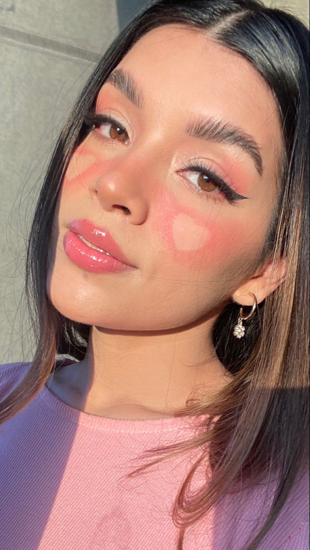 Peak blush make up look. Heart shaped blush. Cute pink make up with hearts. #makeuplover #pinkmakeup #aesthetic #makeupideas #cutemakeup Crazy Blush Looks, Blush Pattern Makeup, Blushing Makeup Look, Different Blush Looks, Makeup Blush Looks, Heart Blush Makeup, Blush Makeup Aesthetic, Pink Heart Makeup, Blush Makeup Looks