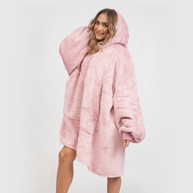 Soft And Fluffy Wearable High Quality Flannel Fleece Exterior. Pink Hooded Blanket, Blanket Hoodie Pink, Warm Blankets Cozy, Oversized Blanket, Blanket Hoodie, Warm Blanket, Winter Camping, Hoodie Fits, Cozy Hoodie