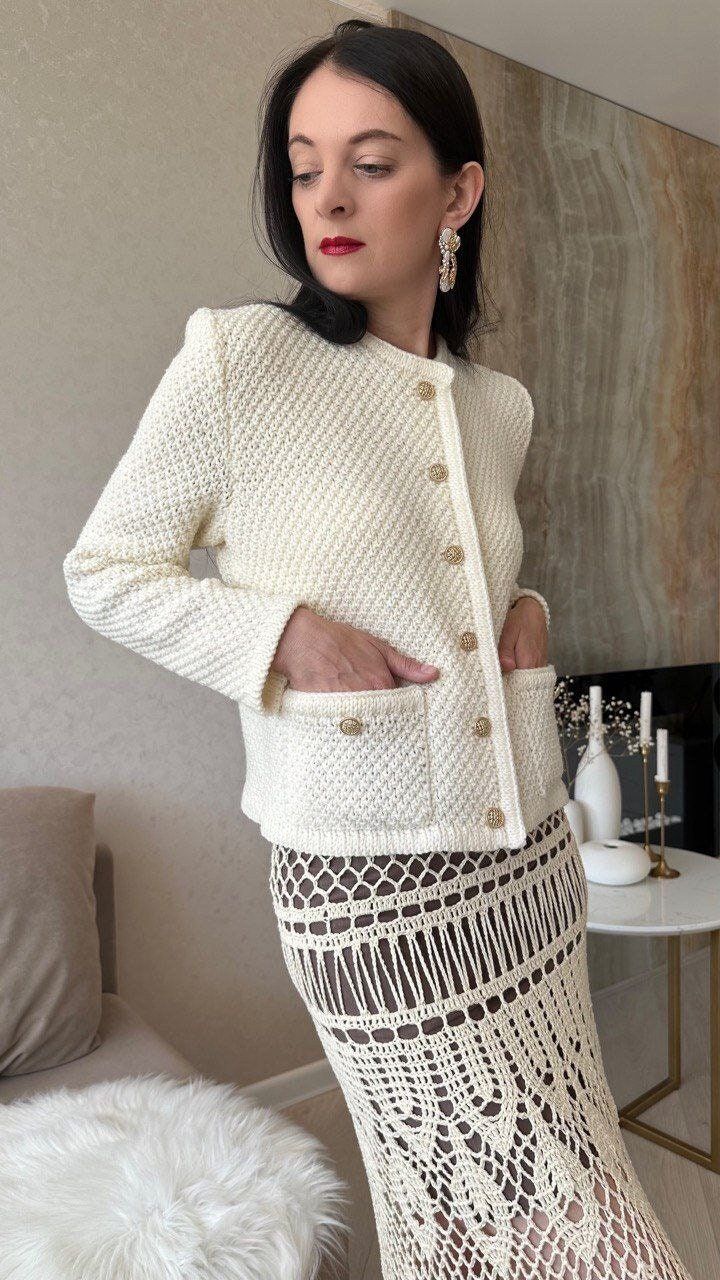 Old money elegant tweed jacket for women. Cream white hand knit blazer with gold buttons. Handmade knit wool wedding cardigan for bride. Old money hand knit jacket MADE TO ORDER Yarn: 50% wool, 50% acrylic Color (as shown): 62 light cream SIZE CHART Size XS: Width: 44-46 cm Length: 52-54 cm Size S: Width: 45-47 cm Length: 52-54 cm Size M: Width: 46-48 cm Length: 52-54 cm Size L: Width: 47-49 cm Length: 53-55 cm Size XL: Width: 48-50 cm Length: 53-55 cm Cardigan Handmade, Wedding Cardigan, Blazer For Women, Elegant Blazers, Textured Cardigan, Cream Cardigan, Cardigan Knit, Handmade Knit, Button Down Cardigan