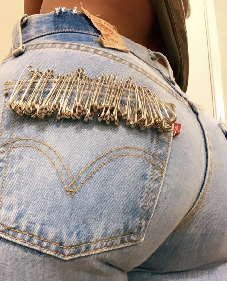 Safety Pin Jeans Diy, Pins On Pants, Safety Pin Pants, Custom Denim Pants, Clothing Brand Logo Design Ideas, Denim Diy Clothes, Diy Fashion Projects, Diy Clothes Design, Diy Fashion Clothing