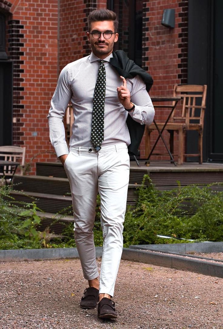 You may have already noted that many men's business outfits do not even need a jacket. Only trousers and shirts are enough. And lokking at this approach, the shirt is the most important detail here. It sets the tone, shapes the style and creates the whole image of successful man. You can choose the color, cut and even prints, and the whole image always changes, following only one piece. Sales Rep Outfit, Best Ties, Shoe Outfits, Successful Man, Outfit Male, Men's Business Outfits, Successful Men, Dress Shoe, Business Outfit