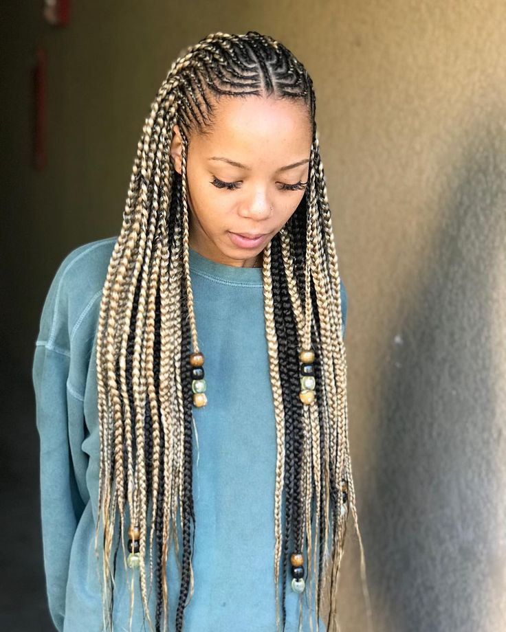 17 filles qui ont un look sublime avec des tresses peules Braid Cornrows, Ghana Braids Hairstyles, Ghana Braids, African Hair Braiding Styles, Long Box Braids, Pelo Afro, Fulani Braids, Braids With Beads, Beautiful Braids