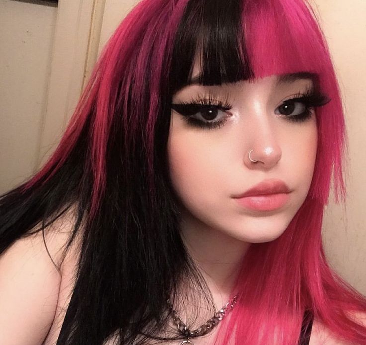 Split Dye Hair Pink And Black, Pink Draculaura Hair, Draculara Hair Short, Curly Draculaura Hair, Black And Pink Hair Bangs, Draculara Hair Curly Hair, Black N Pink Hair, Pink Black Split Dye, Pink And Black Hair With Bangs