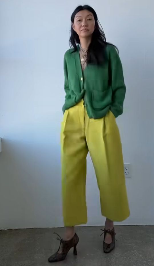 Emerald Outfit Casual, Funky Business Professional Outfits, Fall Monochrome Outfit, Color Block Outfit Ideas, Unique Business Outfits For Women, Outfits With Light Green Pants, Casual Chic Colorful, Emerald Green Style Outfit, Formal Colorful Outfit