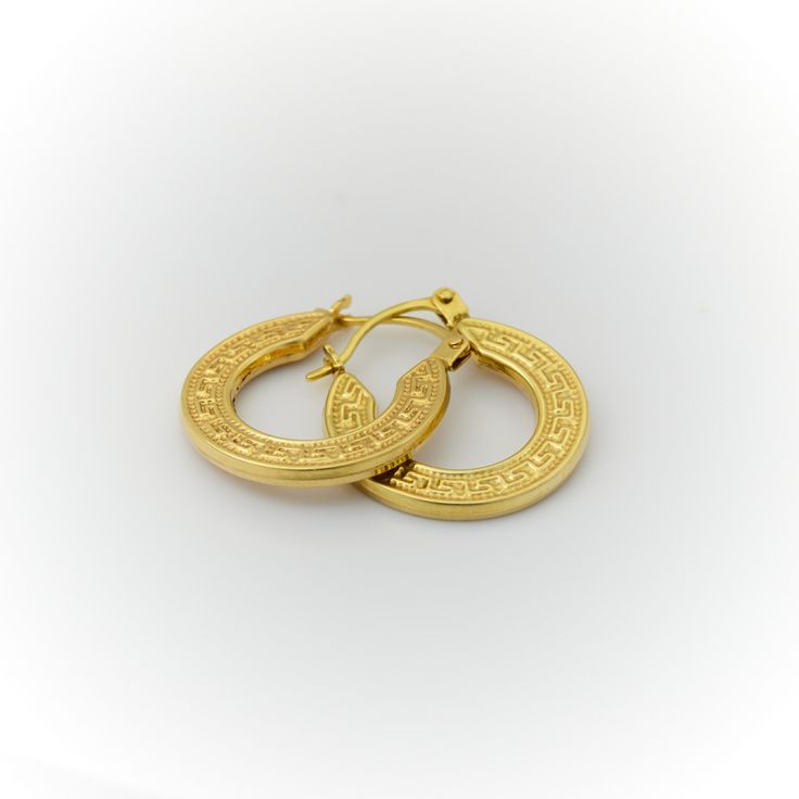 Aretes Argollas de Oro Amarillo 10k Descripciòn: Estos hermosos aretes argollas de oro amarillo 10k son el complemento perfecto para realzar tu estilo con elegancia. Cada arete presenta un diseño único en los laterales, con dibujos en forma de infinity, simbolizando la belleza y conexión eternas. El oro amarillo de 10k utilizado en su fabricación les brinda durabilidad excepcional y un brillo radiante. Además, su diseño ligero los hace cómodos de llevar durante todo el día. Estos aretes son adec Classic Yellow Gold Plated Hoop Earrings, Gold-plated Hoop Earrings For Formal Occasions, Gold Hoop Earrings Stamped 14k For Wedding, Gold-plated Hoop Earrings For Formal Events, Gold 14k Hoop Earrings For Wedding, Yellow Gold Plated Earrings For Gift, Elegant Cadmium-free Yellow Gold Earrings, Yellow Gold Plated Formal Earrings, Yellow Gold Plated Earrings For Formal Occasions