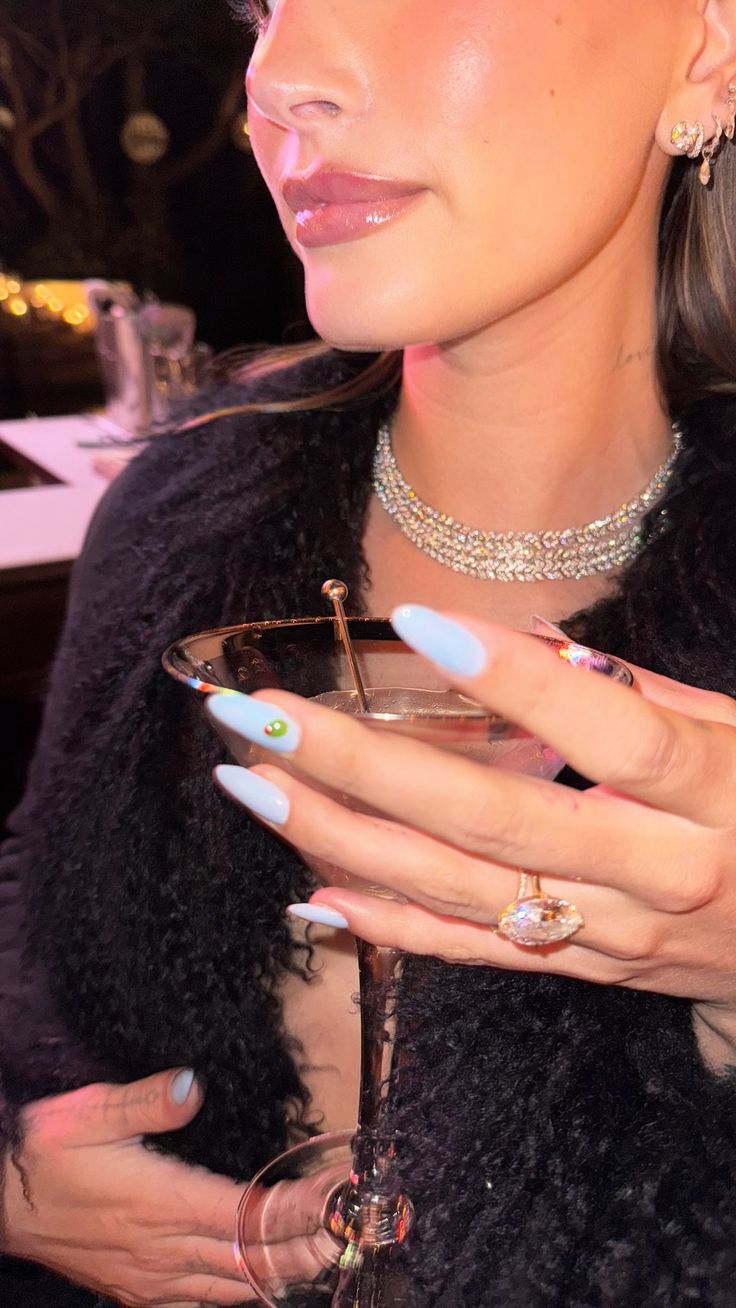 Nail Inspo New Years, Martini Nails, Haley Bieber, Olive Nails, Hayley Bieber, Hailey Style, Celebrity Children, Boujee Aesthetic, Justin Hailey